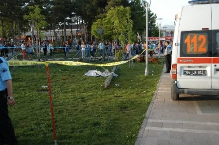 Parkta üzerine demirler devrilen 9 yaşındaki çocuk öldü