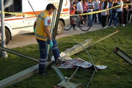 Parkta üzerine demirler devrilen 9 yaşındaki çocuk öldü