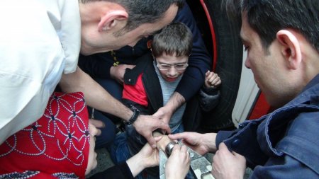 Parmağı sıkışan çocuğa önce itfaiye müdahale etti