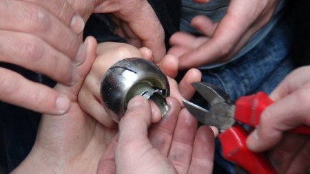 Parmağı sıkışan çocuğa önce itfaiye müdahale etti