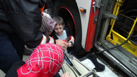 Parmağı sıkışan çocuğa önce itfaiye müdahale etti