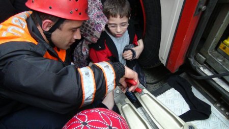 Parmağı sıkışan çocuğa önce itfaiye müdahale etti
