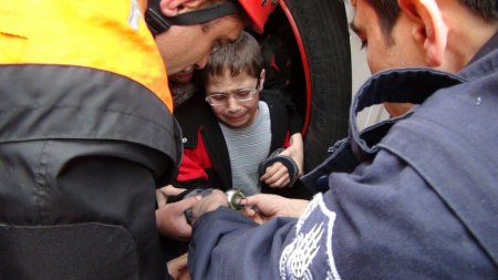 Parmağı sıkışan çocuğa önce itfaiye müdahale etti