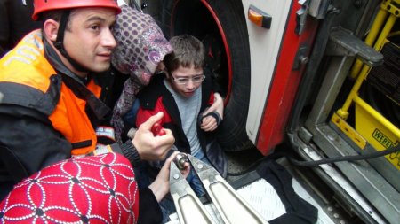 Parmağı sıkışan çocuğa önce itfaiye müdahale etti