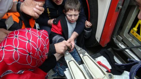 Parmağı sıkışan çocuğa önce itfaiye müdahale etti