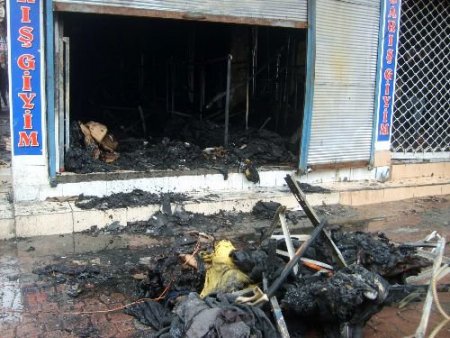 Pasajda Çıkan Yangında 10 Dükkan Kül Oldu