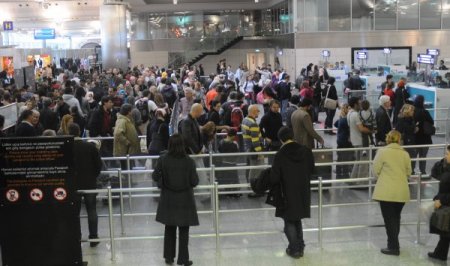Pasaport sistemindeki arıza yolcuları mağdur etti