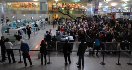 Pasaport sistemindeki arıza yolcuları mağdur etti