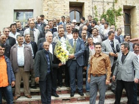 Pasinler Belediyesi, çalışanına 20 yıllık maaş ve ikramiye borcunu ödedi