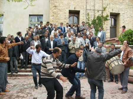 Pasinler Belediyesi, çalışanına 20 yıllık maaş ve ikramiye borcunu ödedi