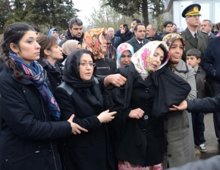 Patlamada ölen elektrikçinin asker oğlu babasının arkasından gözyaşı döktü