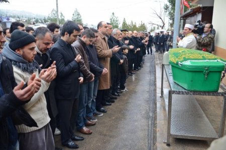 Patlamada ölen elektrikçinin asker oğlu babasının arkasından gözyaşı döktü