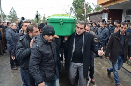 Patlamada ölen elektrikçinin asker oğlu babasının arkasından gözyaşı döktü