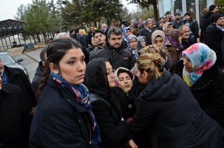 Patlamada ölen elektrikçinin asker oğlu babasının arkasından gözyaşı döktü