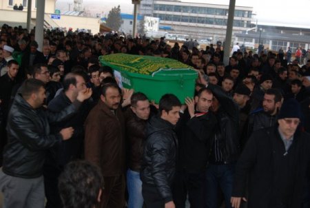 Patlamada ölen elektrikçinin asker oğlu babasının arkasından gözyaşı döktü