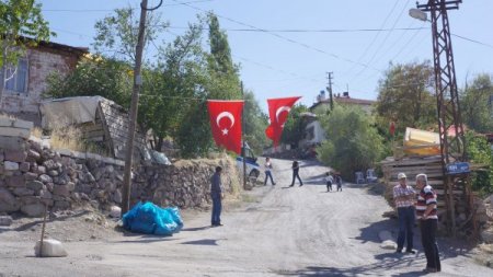 Patlamada şehit olan Uluer'in baba ocağına ateş düştü