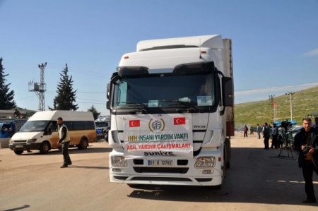 Patlamanın ardından Suriye’ye ilk insani yardım TIR'ları geçiş yaptı