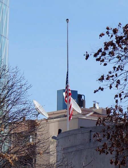 Patlamanın yaşandığı ABD elçiliğinde bayrak yarıya indirildi