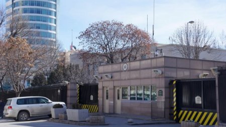 Patlamanın yaşandığı ABD elçiliğinde bayrak yarıya indirildi