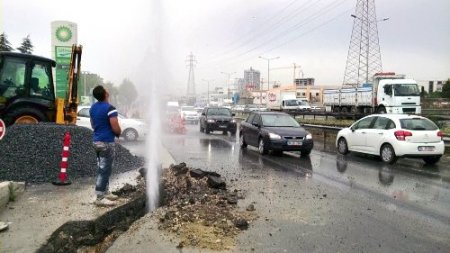 Patlayan borudan fışkıran su metrelerce yükseldi (Özel)