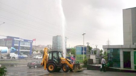 Patlayan borudan fışkıran su metrelerce yükseldi (Özel)