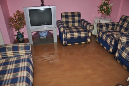 Patlayan borusu, evi su altında bıraktı