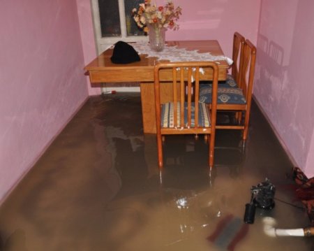 Patlayan borusu, evi su altında bıraktı