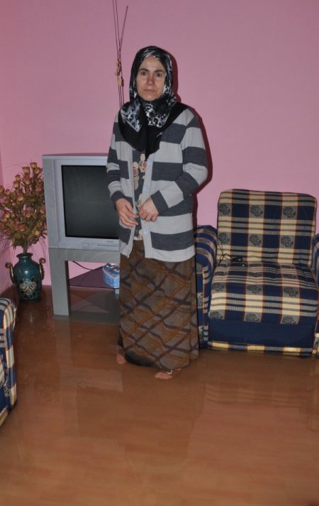 Patlayan borusu, evi su altında bıraktı