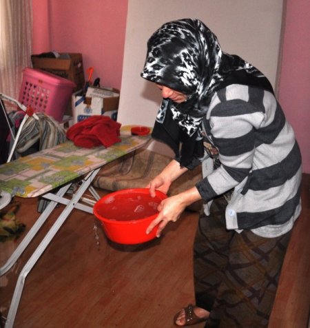 Patlayan borusu, evi su altında bıraktı