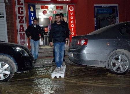 Patlayan İçme Su Hattı, Cadde Ve Sokağı Sular Altında Bıraktı