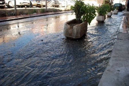 Patlayan Su Borusu Tonlarca Su Kaybına Neden Oldu