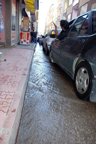 Patlayan Su Borusu Tonlarca Su Kaybına Neden Oldu
