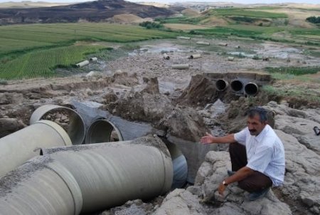 Patlayan Sulama Kanalı Sebze Bahçeleri Ve Mısır Tarlalarına Zarar Verdi