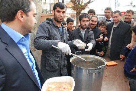 Patnos Emniyeti, bin 500 kişilik aşure dağıttı