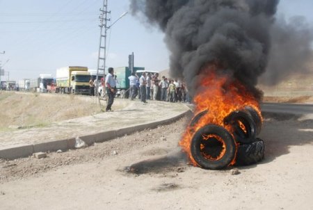 Patnos Sanayi Sitesi Esnafı, Lastik Yakıp Karayolunu Trafiğe Kapattı
