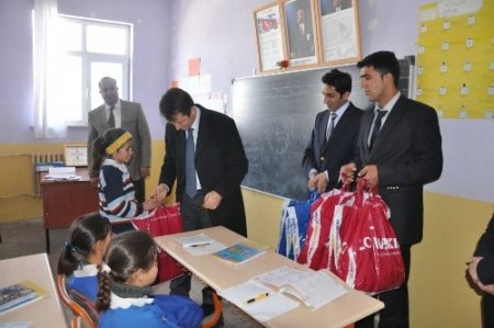 Patnos'ta 2 bin 500 öğrenciye giyim yardımı