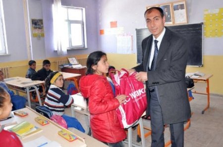 Patnos'ta 2 bin 500 öğrenciye giyim yardımı