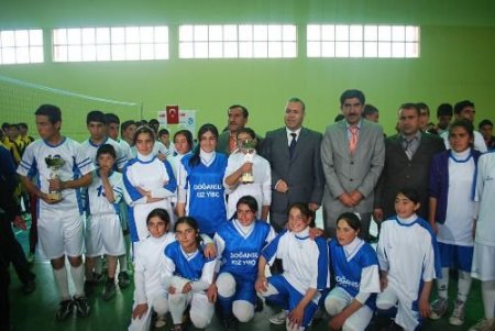 Patnos'ta Okullar Arası Voleybol Turnuvası Sona Erdi