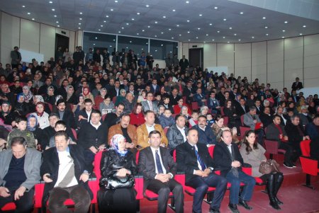 Patnos'ta sahnelenen tiyatro, izleyenleri ağlattı