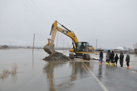 Patnos'ta sel: Evler sular altında kaldı