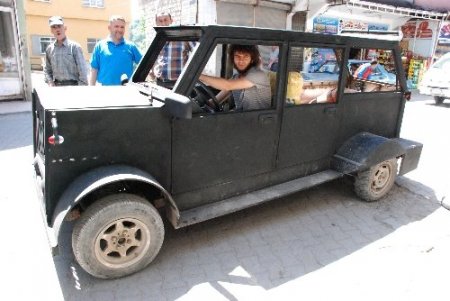 Patpattan yapılan ‘DEVRİM’ görenlerin ilgisini çekiyor