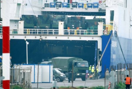 Patriot savunma sisteminin parçaları gemiden indiriliyor