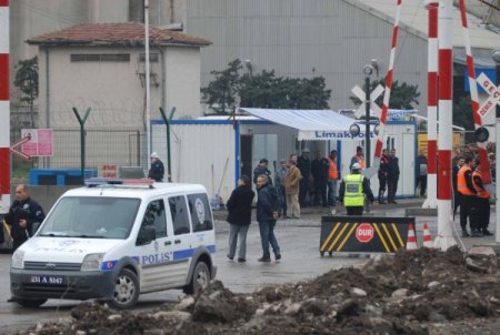 Patriot savunma sisteminin parçaları gemiden indiriliyor