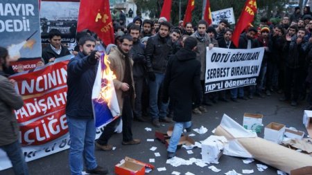 Patroit füze sistemini protesto eden grup, NATO bayrağını ateşe verdi
