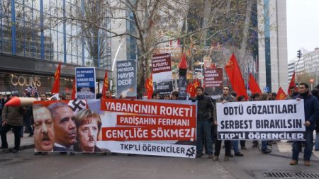 Patroit füze sistemini protesto eden grup, NATO bayrağını ateşe verdi