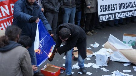 Patroit füze sistemini protesto eden grup, NATO bayrağını ateşe verdi