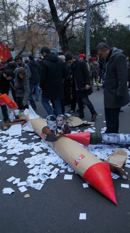 Patroit füze sistemini protesto eden grup, NATO bayrağını ateşe verdi
