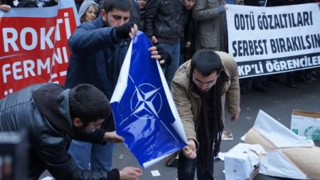 Patroit füze sistemini protesto eden grup, NATO bayrağını ateşe verdi
