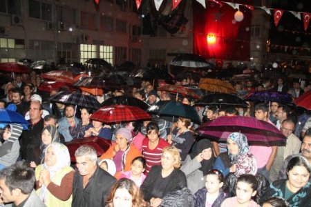 Payaslılar yağmur altında ilçe olmayı kutladı