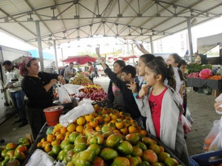 Pazara çıkan öğrenciler nasıl alışveriş yapacaklarını öğrendi